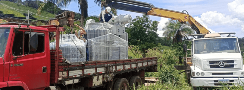 Operação de carga com dois caminhões